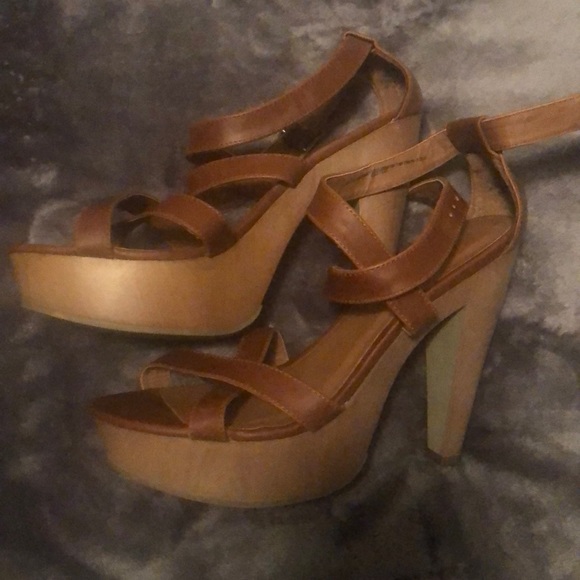 Size 10 heels - Picture 1 of 2